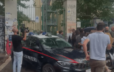 Prof accoltellata a Roma la testimonianza di uno studente Il 13enne indossava casco ha colpito con coltello e con due pugni 364x230