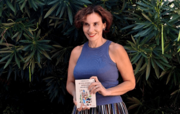 Prof accoltellata la scrittrice Auci Anchio minacciata in classe avevo tolto un cellulare 364x230