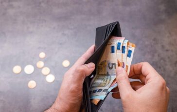 Quanto si indebitano gli italiani per vivere Lanalisi tra prestiti mutui e stipendi fermi 364x230
