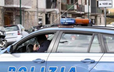 Ragazza accoltellata alla schiena da uno sconosciuto caccia alluomo a Salerno 364x230