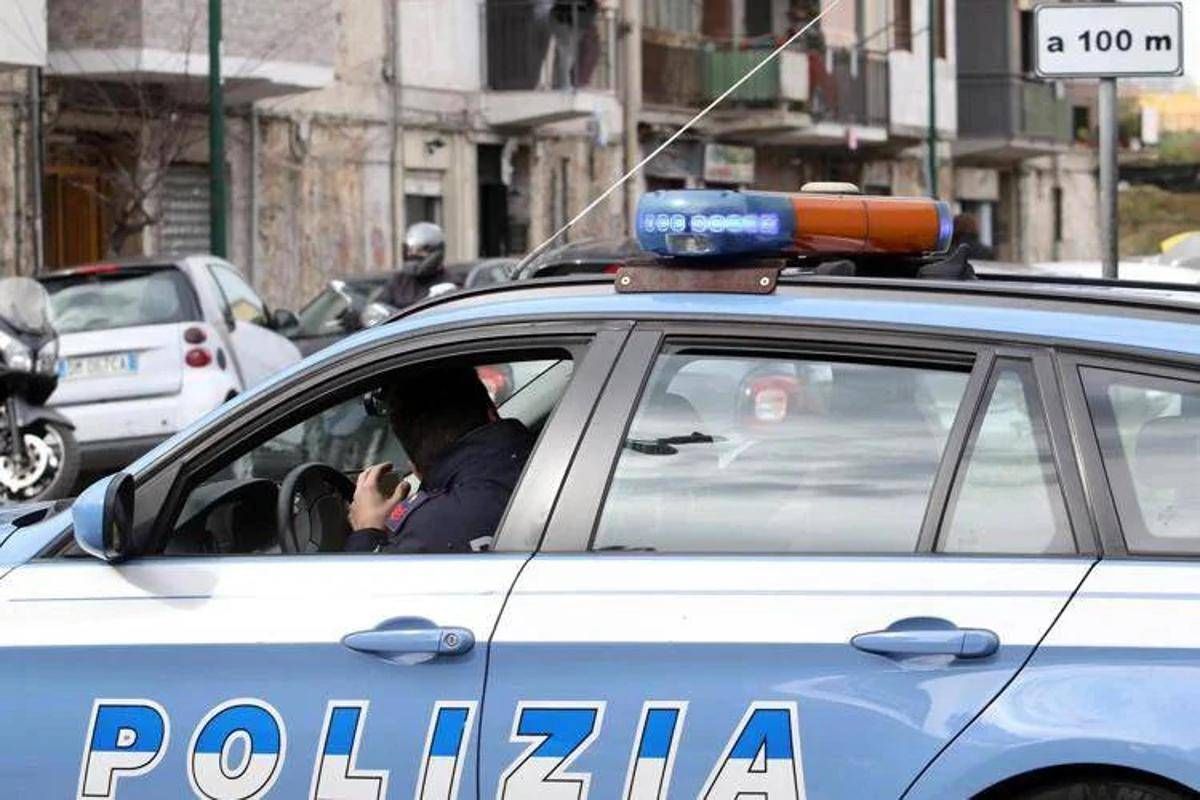 Ragazza accoltellata alla schiena da uno sconosciuto, caccia all'uomo a Salerno