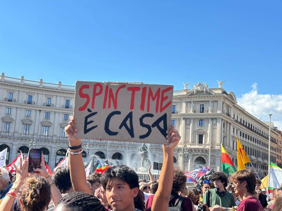 Roma, corteo Spin Time: "Città è di chi la vive non di chi specula"