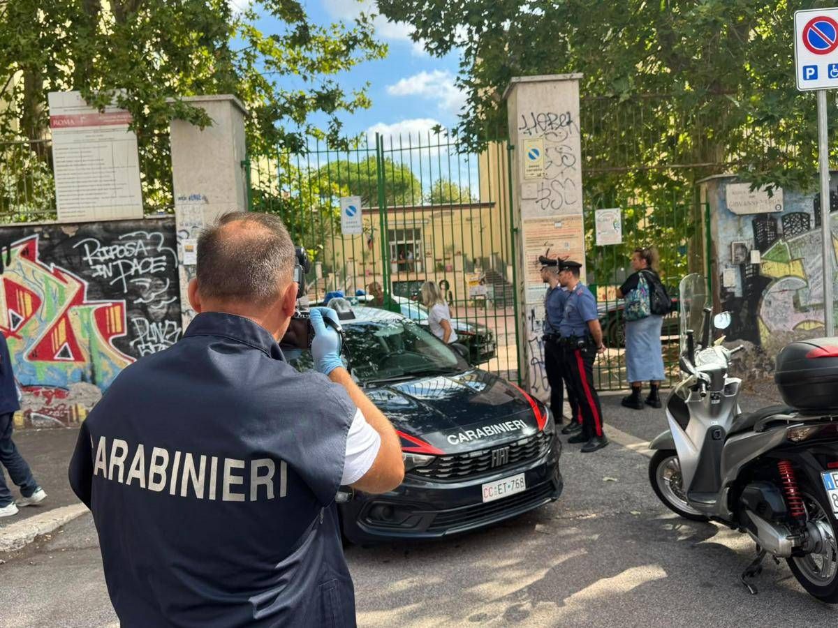 Roma, studente 13enne spruzza spray urticante e accoltella la prof: vittima non in pericolo di vita