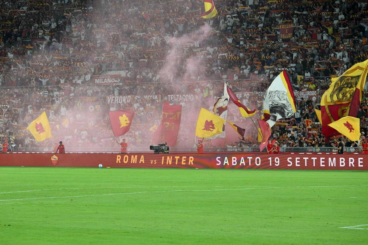 Saluti romani in curva Sud durante Roma-Atalanta all'Olimpico: 14 identificati