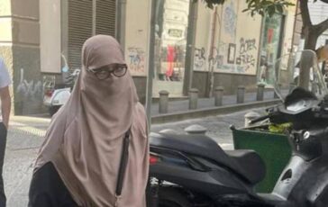 Sangiuliano posta foto di donna con niqab a Napoli Ecco pericolo islamizzazione 364x230