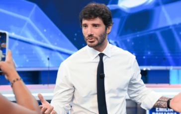 Sanremo 2027 De Martino cambia le regole voto online ed Eurovision 24 Big in gara e paletti su Ia 364x230