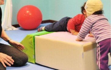 Schiaffi minacce e umiliazioni a bimbi sospesa educatrice asilo nido 364x230