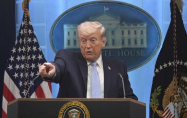 Scure di Trump sui giornalisti niente accesso alla Casa Bianca per Cnn Ms Now e Politico. Assalto ai diritti avanti con il nostro lavoro 364x230