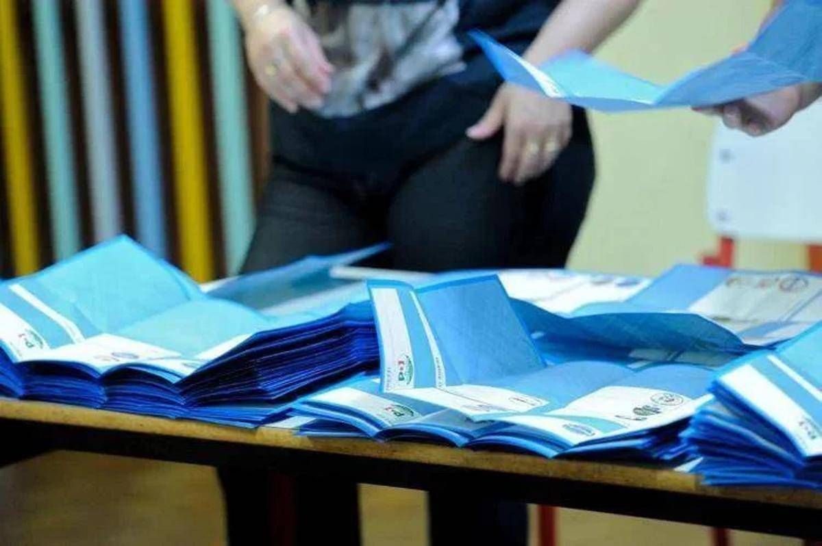 Sondaggio politici, Pd più vicino a Fratelli d'Italia. Vannacci sale ancora