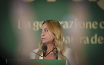Sondaggio politico calano Fratelli dItalia e Futuro nazionale le intenzioni di voto 364x230