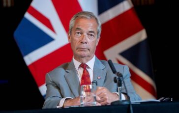 Sospetti finanziamenti illeciti due dirigenti di Reform Uk si dimettono Farage in piena bufera 364x230