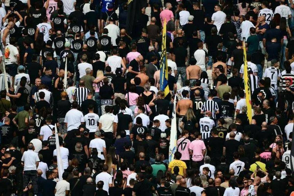 Spalle al campo durante 1' di silenzio per Mazzola, Juve multata di 10.000 euro