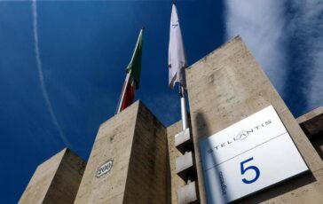 Stellantis cassa integrazione a Mirafiori dal 19 al 30 ottobre su linea 500 elettrica e ibrida 364x230