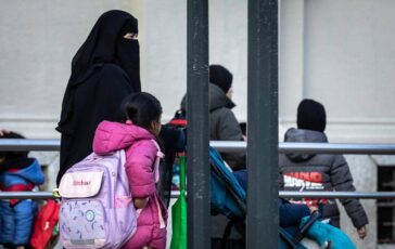Stop a burqa e niqab a scuola tetto del 30 agli stranieri in classe il governo stringe sul dl oggi in Cdm 364x230