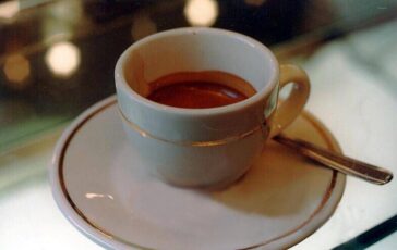 Ti porti la tazzina al bar Il caffe costa solo 50 centesimi 364x230