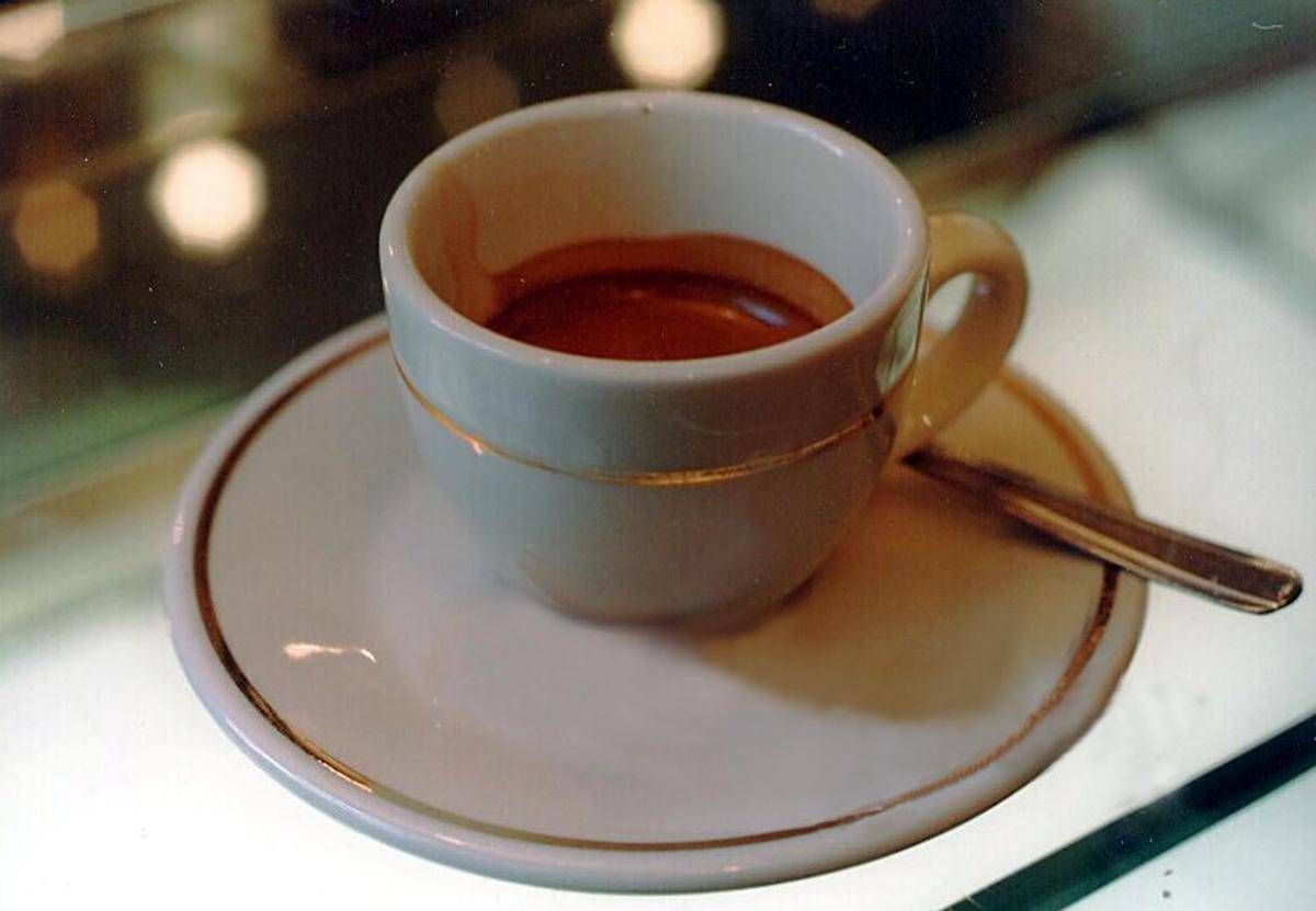 Ti porti la tazzina al bar? Il caffè costa solo 50 centesimi