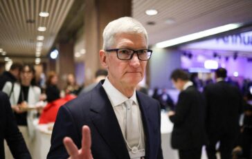 Tim Cook saluta Apple dopo 15 anni John Ternus e il nuovo amministratore delegato 364x230