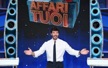 Torna Affari Tuoi da oggi Stefano De Martino tutti i giorni su Rai1 364x230
