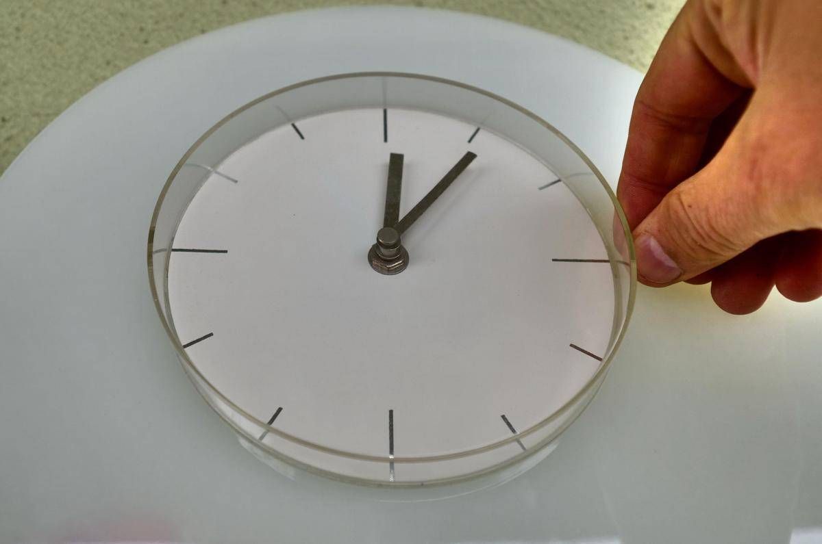 Torna l'ora solare, vantaggi e svantaggi: conviene mantenere quella legale?