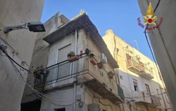 Trapani crolla il balcone dellabitazione morta una donna a Mazara del Vallo 364x230
