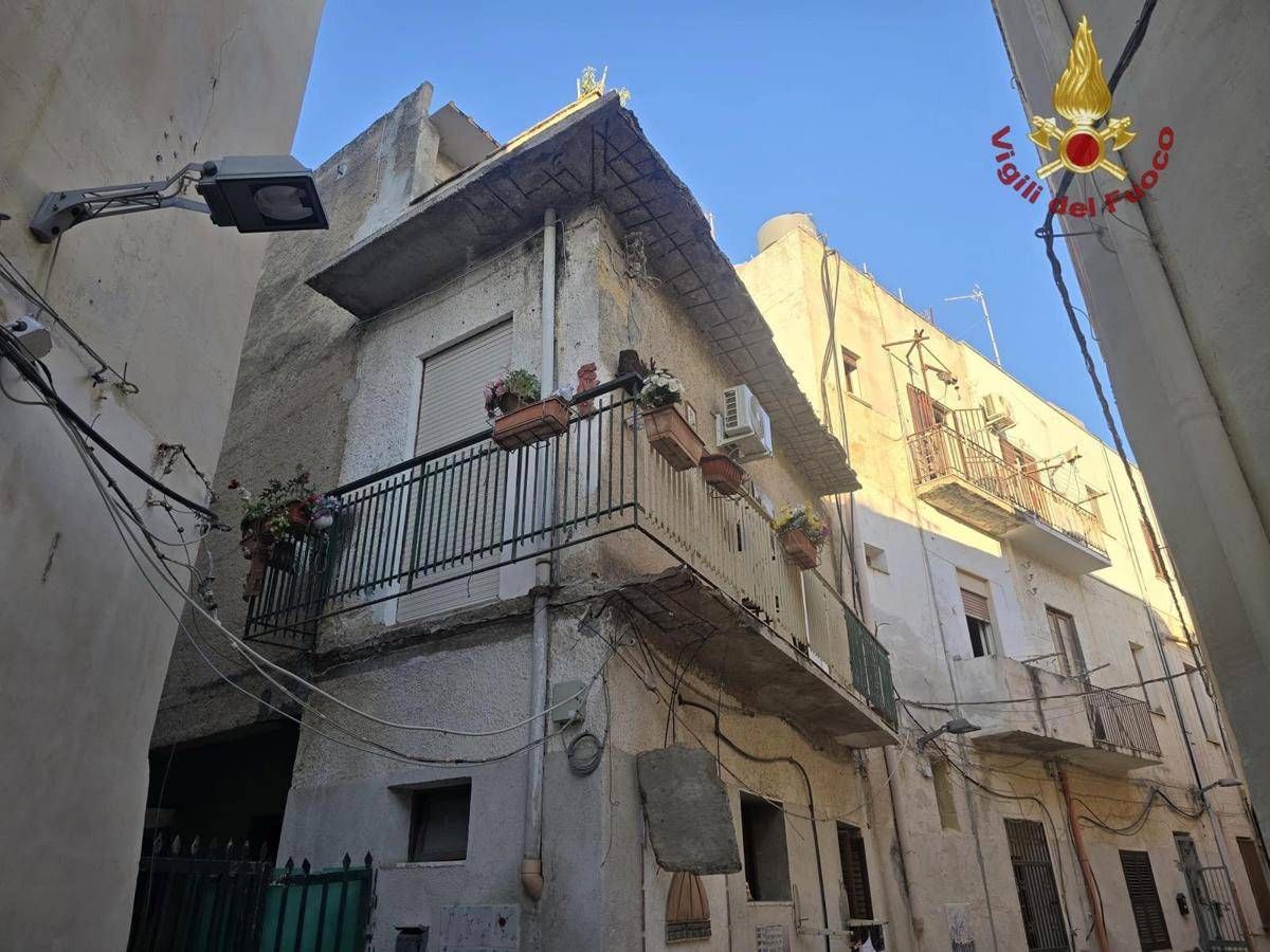 Trapani: Balcony collapses on a house in Mazara del Vallo, killing a woman.