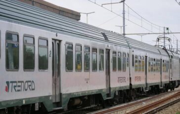 Treni cancellati e ritardi fino a 30 minuti caos sui binari tra Como e Milano 364x230
