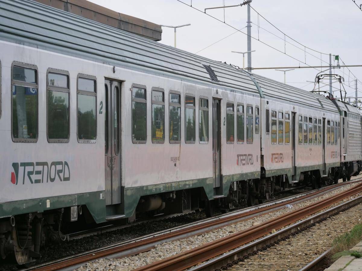 Treni cancellati e ritardi fino a 30 minuti, caos sui binari tra Como e Milano