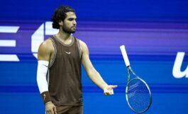 US Open Alcaraz perde un set e si sfoga Il servizio e una ma 265x160
