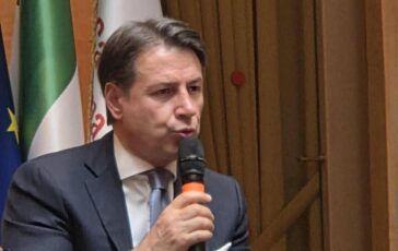 Ucraina Conte M5S non firmera un programma che preveda armi a Kiev 364x230
