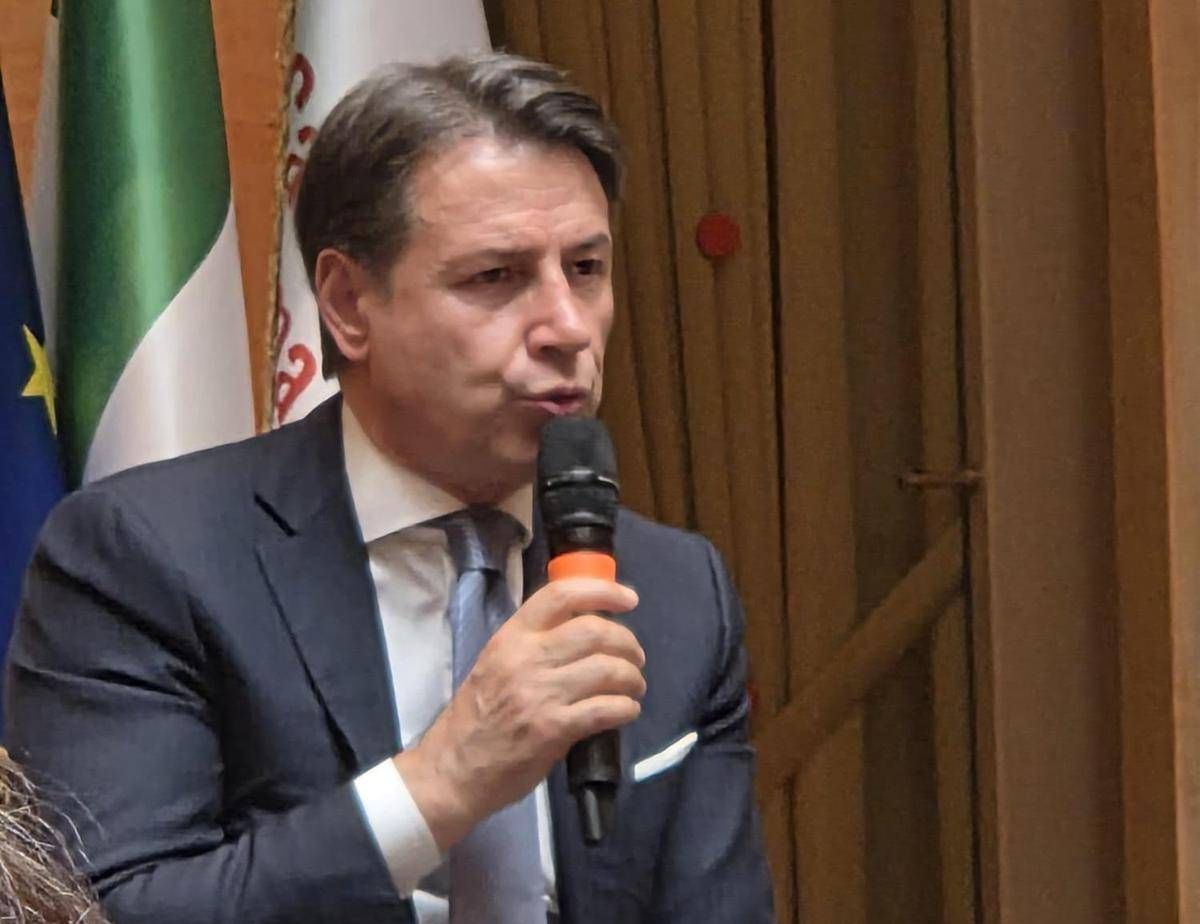Ucraina, Conte: "M5S non firmerà un programma che preveda armi a Kiev"