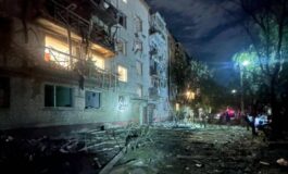 Ucraina Kiev sotto attacco almeno 8 morti e incendi. Colpita anche la rete ferroviaria 265x160