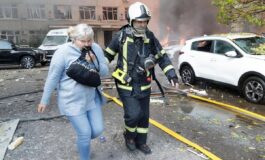 Ucraina attacco nella notte a Kiev danni e incendi. Zelensky 8000 truppe nordcoreane in Russia 265x160