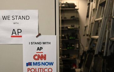 Usa giudice ordina a Trump lo stop al bando dei media Riammetta alla Casa Bianca Cnn MsNow e Politico 364x230