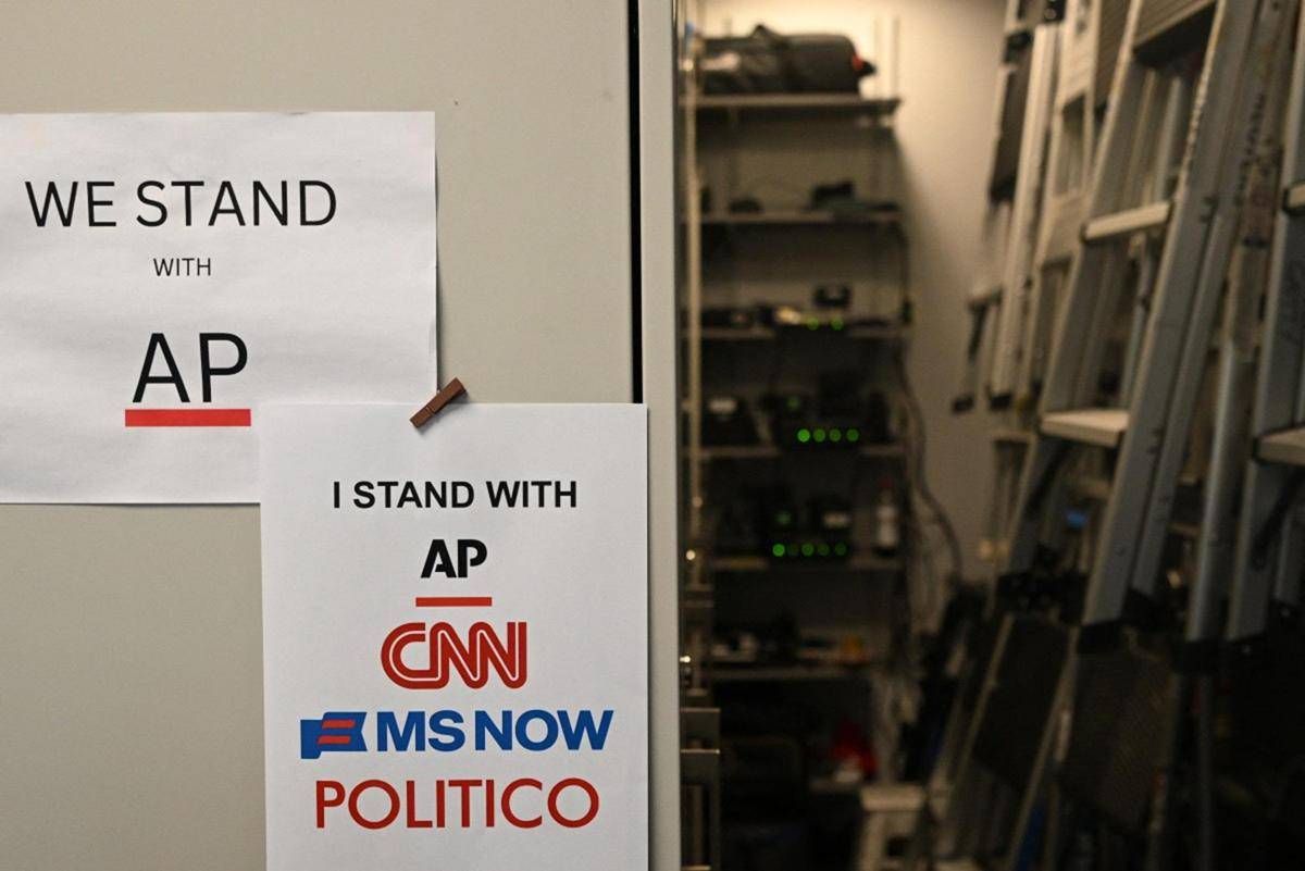 Usa, giudice ordina a Trump lo stop al bando dei media: "Riammetta alla Casa Bianca Cnn, MsNow e Politico"