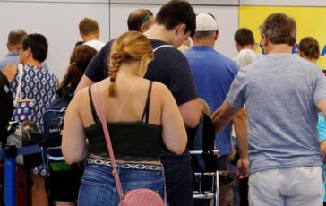 Usa operai tranciano cavo della fibra ottica in un cantiere voli sospesi nei principali aeroporti della costa orientale 364x230