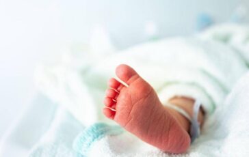 Va in ospedale con forti dolori e due ore dopo diventa mamma la storia di Anna Wolfe che non sapeva di essere incinta 364x230