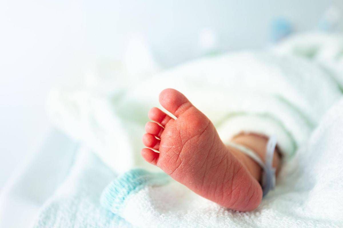 Va in ospedale con forti dolori e due ore dopo diventa mamma: la storia di Anna Wolfe, che non sapeva di essere incinta