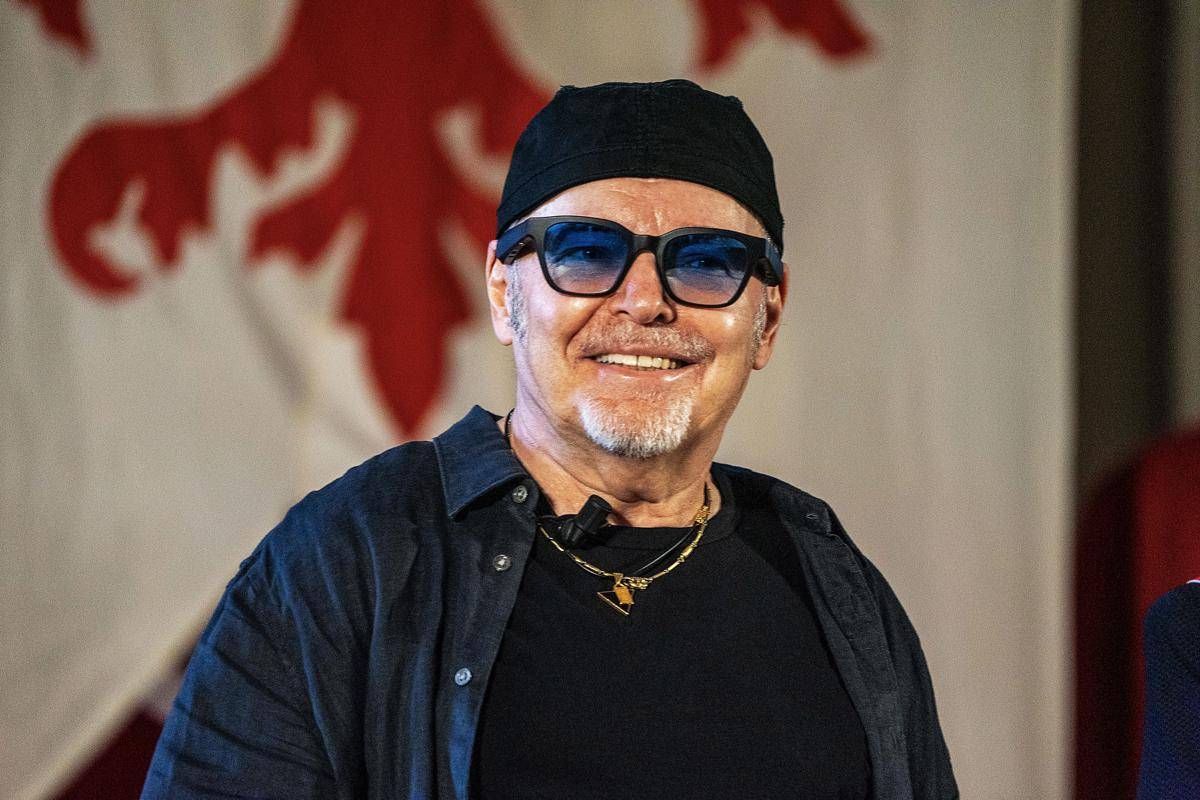 Vasco Rossi in ospedale, operato alla schiena: "Sono già in piedi"