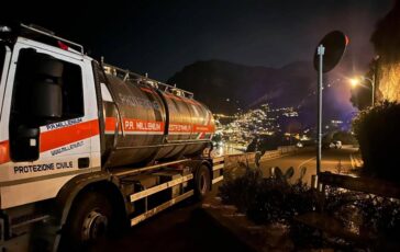 Vasto incendio a Positano provoca frana su strada Amalfitana al lavoro vigili del fuoco 364x230