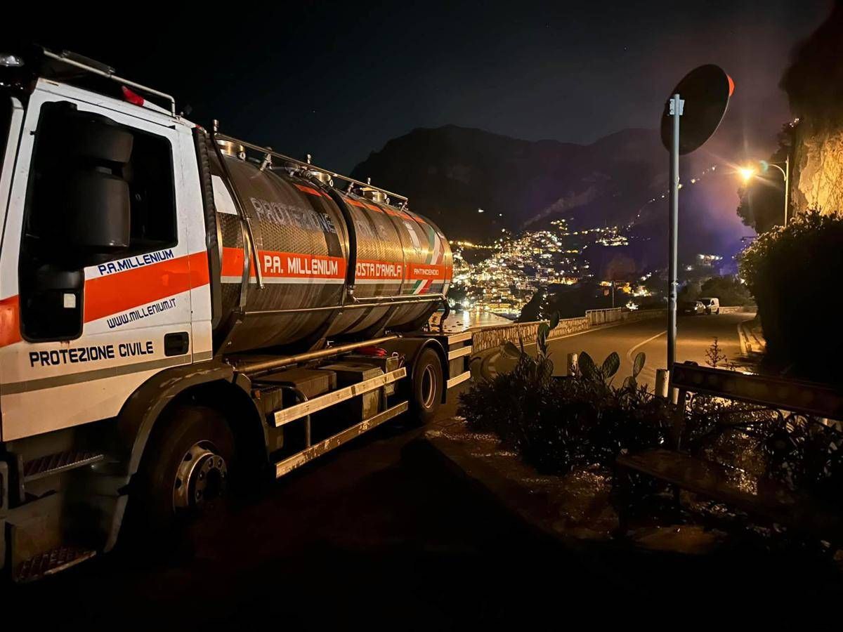 Vasto incendio a Positano provoca frana su strada 'Amalfitana', al lavoro vigili del fuoco