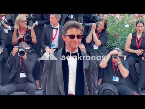 Venezia 2026, tutti pazzi per il visconte di 'Bridgerton' Jonathan Bailey