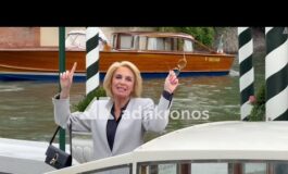 Venezia 83 Fanelli invecchiata e con una parrucca sbarca al Lido 265x160