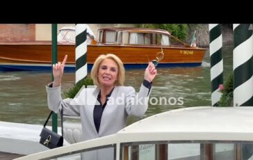 Venezia 83 Fanelli invecchiata e con una parrucca sbarca al Lido 364x230