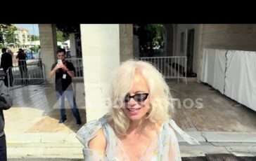 Venezia 83 Pamela Anderson al Lido per A Place to be ma diserta la conferenza stampa 364x230