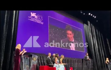 Venezia 83 Scamarcio Dedico questo premio a tutti i papa del mondo e anche al mio 364x230