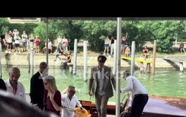 Venezia 83 bagno di folla per Robert Pattinson larrivo al Lido per Primetime 364x230