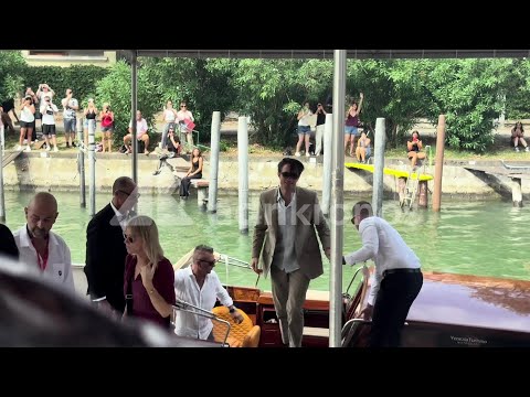 Venezia 83, bagno di folla per Robert Pattinson: l'arrivo al Lido per 'Primetime'