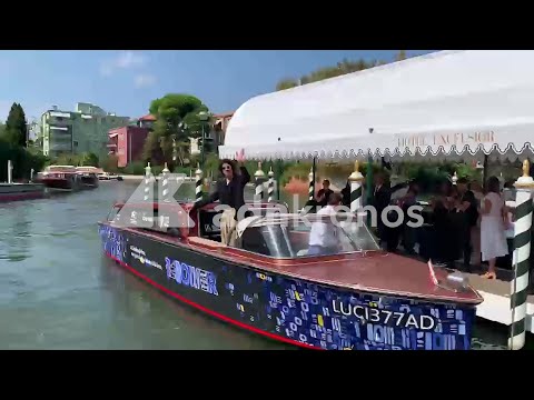 Venezia 83, flash e applausi per il conduttore Nicolas Maupas - Video