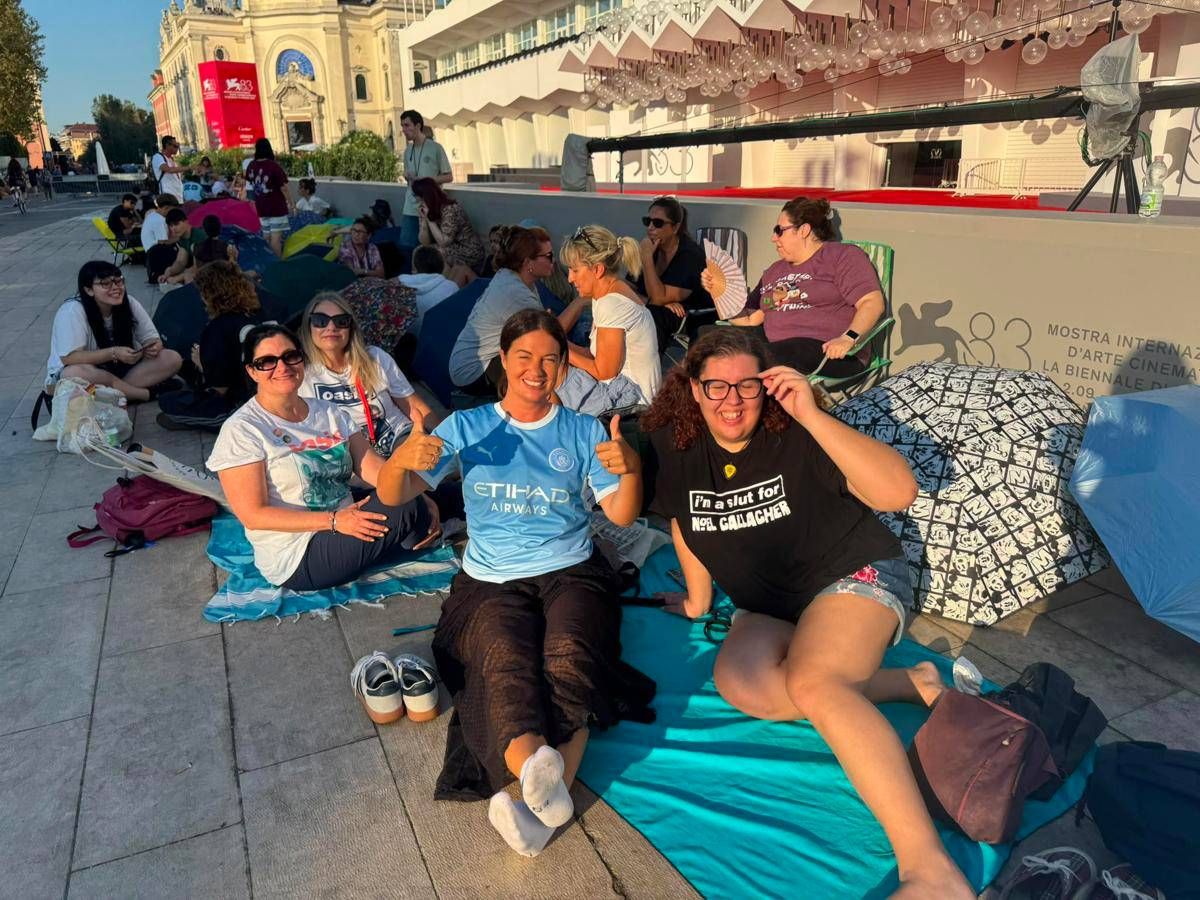 Venezia 83, l'attesa dei fan per gli Oasis: "Qui dall'alba per i fratelli Gallagher"