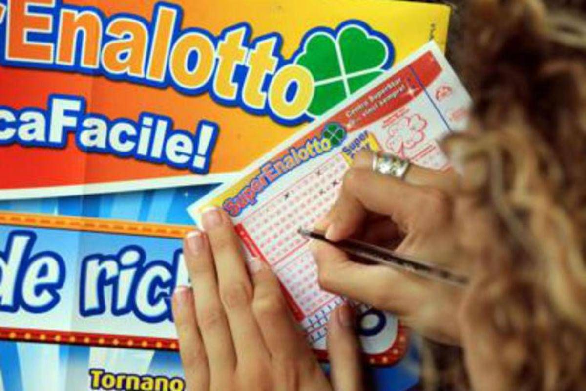 Vince 223 milioni al Superenalotto, la moglie separata non ci sta: "Metà sono i miei"